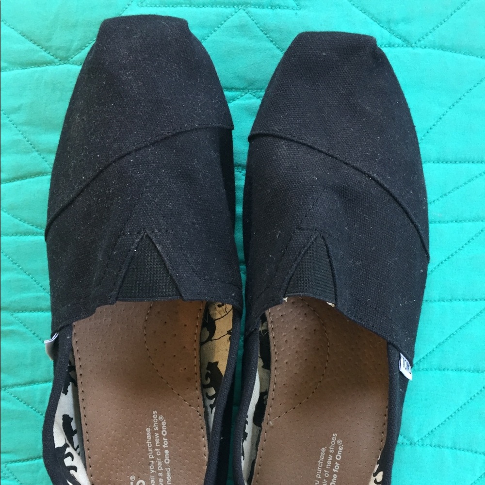 Like-new Black canvas Tom’s slip-ons
